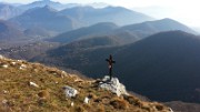 13 la piccola croce dietro al monumento